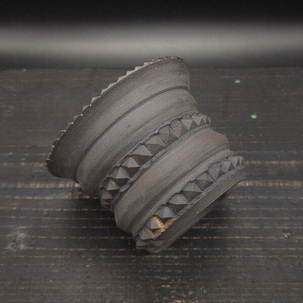 HB8L CELECTオリジナル HAMBURGER STUDS POT 黒土 スタッズ 陶器鉢 パキプス センナ 作家鉢 金色釉