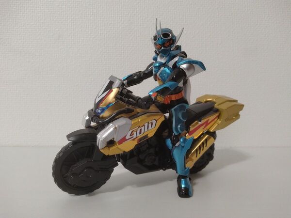 装動 仮面ライダーガッチャード ゴルドダッシュ