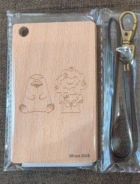 万博 ICOCA 木製オリジナルパスケース ミャクミャク お座り