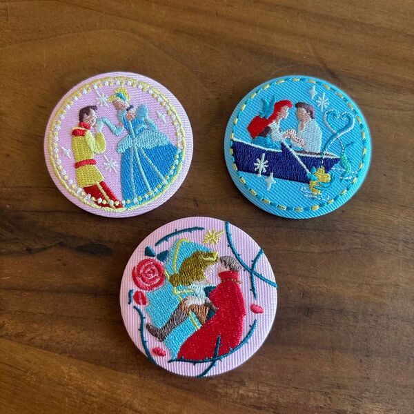 ディズニー 刺繍缶バッジ 3個セット シンデレラ 眠れる森の美女 リトルマーメイド