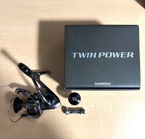 美品 【スプールなし】シマノ24ツインパワーc3000xg おまけ付き(ハンドルノブリールスタンド)