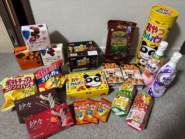 お菓子詰め合わせ(チョコパイ ブラックサンダー カントリーマアム 紗々 おやつカルパス カルピス メルティキッス 他)