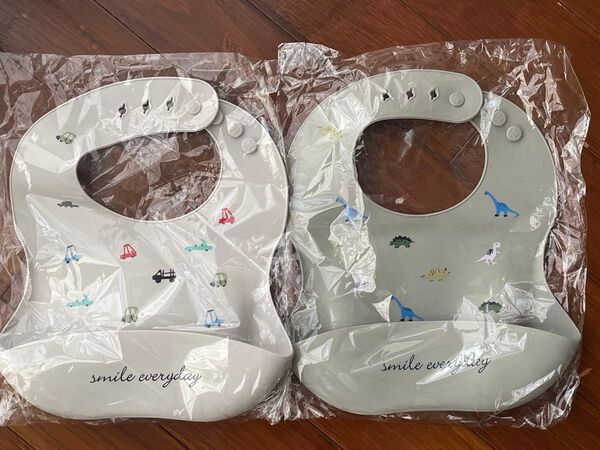 新品 恐竜+働く車 男の子シリコンビブ2枚 子供お食事エプロン 保育園エプロン