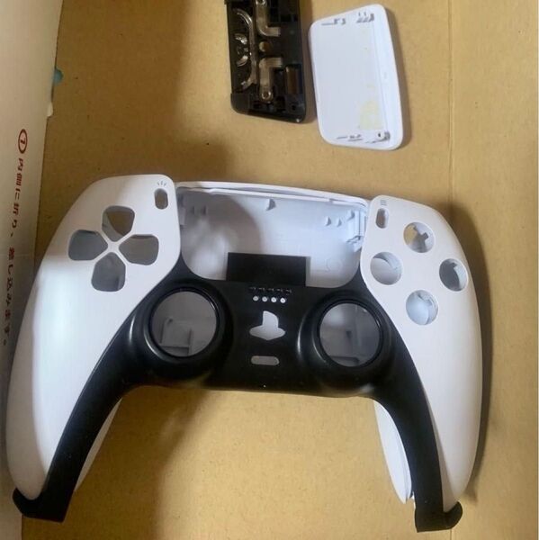 中古 ps5 デュアルセンス フロントシェル バックシェル フロントの黒のカバーパーツ スティック部分の黒のリングパーツ込