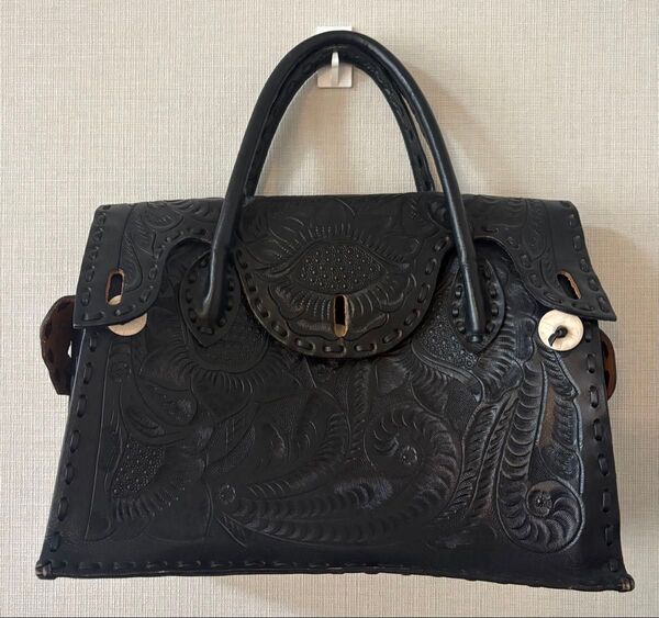 GRACE CONTINENTAL グレースコンチネンタルCARVING TRIBES カービングバック MaestraM 黒