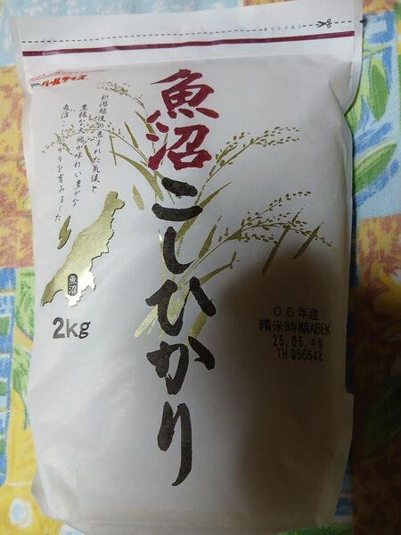 魚沼産コシヒカリ 2kg 5月購入新品未開封大切な食品、お米です。新しいジプロックに入れ新しい箱に入れ発送致します。
