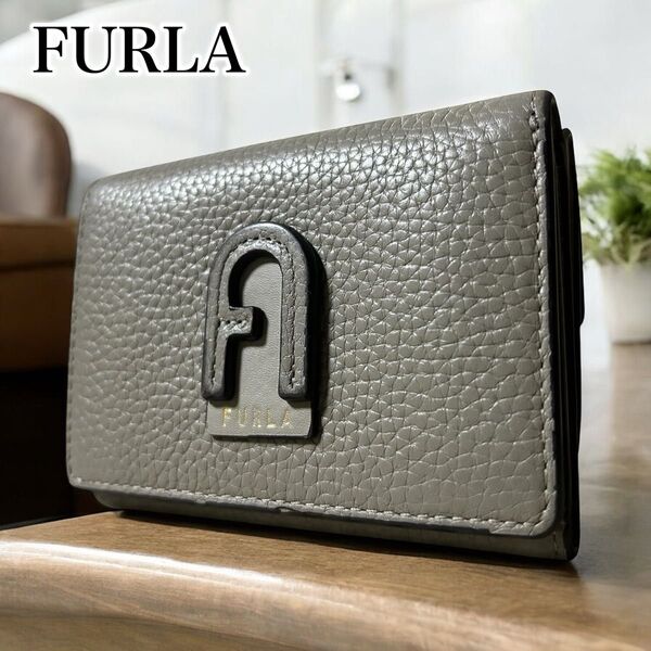 美品 フルラ FURLA 三つ折り財布 コンパクトウォレット ミニウォレット レザー ダフネ グレー レディース アーチロゴ