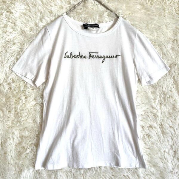 美品 Ferragamo フェラガモ Tシャツ ロゴ刺繍 綿 ホワイト 白 Sサイズ フロントロゴ 半袖 コットン