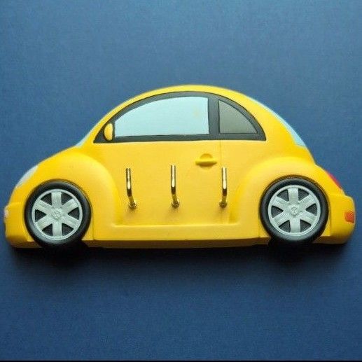 ビートル型の車 壁掛けフック イエロー インテリア キーフックボード 裏側マグネット 鍵掛け スチールや冷蔵庫にピッタッと