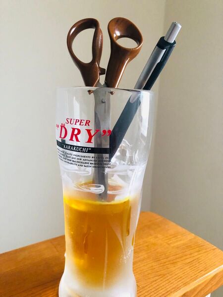 食品サンプル 飲みかけビール アサヒスーパードライ ペン立て