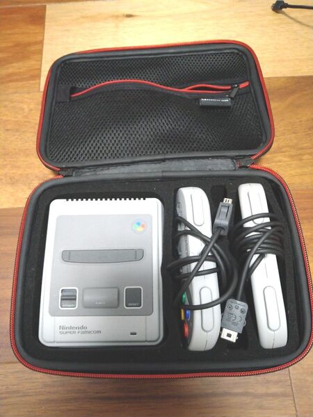 【送料無料・ケース付き】スーパーファミコンミニ 本体 コントローラー2個 キャリングケース付き