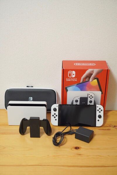 超美品 Nintendo Switch 有機ELモデル ホワイト 本体 (任天堂 純正 キャリングケース 付き)