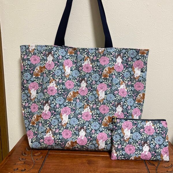 ミニポーチ付き大きめトートバッグ 肩掛けバッグ FUWARI お花畑と子猫柄 ネコ柄 ハンドメイド
