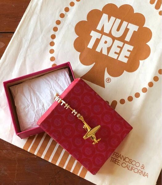NUT TREE, CALIF ヴィンテージ ブローチ・ネクタイピン 飛行機チャーム ゴールド