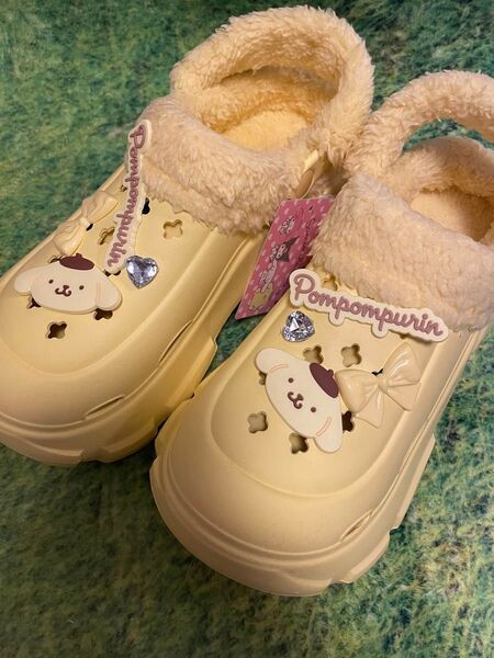 新品 サンリオ ポムポムプリン 厚底サンダル ボア M