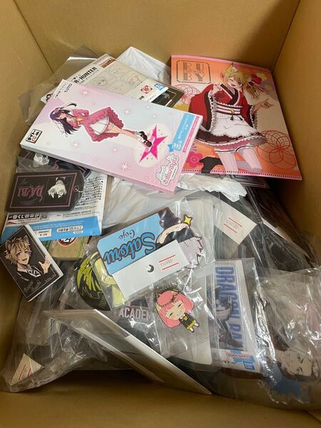 ノンジャンル アニメ、ゲームグッズ まとめ売り 約600点 バッジ、アクスタなど 120サイズ 箱いっぱい 詰め合わせ