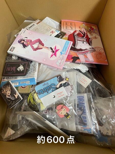 ノンジャンル アニメ、ゲームグッズ まとめ売り 約600点 バッジ、アクスタなど 120サイズ 箱いっぱい 詰め合わせ