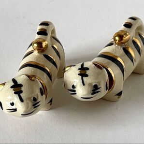陶器製 トラの箸置き 2個セット ペア 虎 寅 タイガー 金彩 ネコ 置物 干支 縁起物