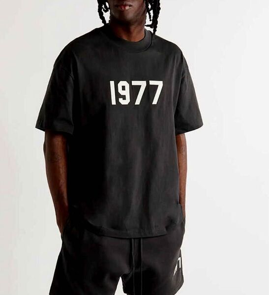 FEAR OF GOD ESSETIALS 1977ロゴ エッセンシャルズ 半袖 ブラックTシャツ 男女兼用