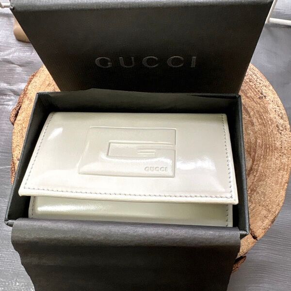 ホワイトレザーのGUCCIキーケース