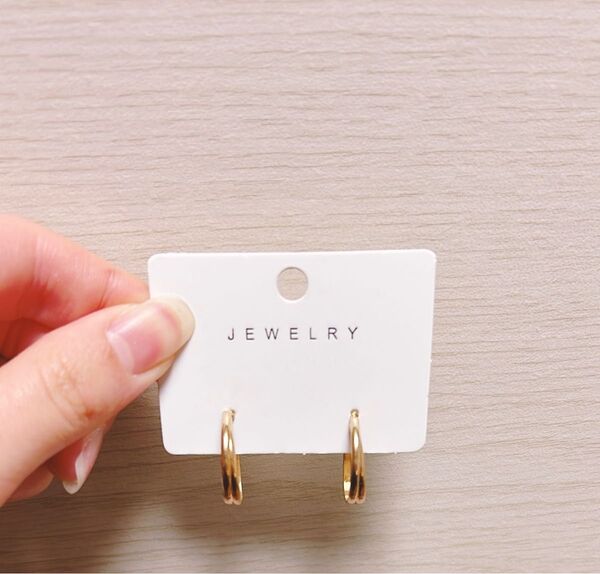 ゴールドフープピアス シンプルデザイン