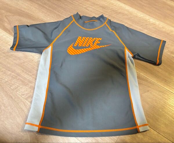 NIKE ラッシュガード 130cm