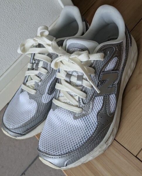 ニューバランス Fresh Foam Arishi v4 TIRALUX シルバー ホワイト