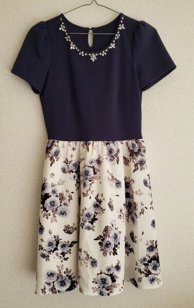 【イング INGNI】ビジュー付き花柄ワンピース Mサイズ