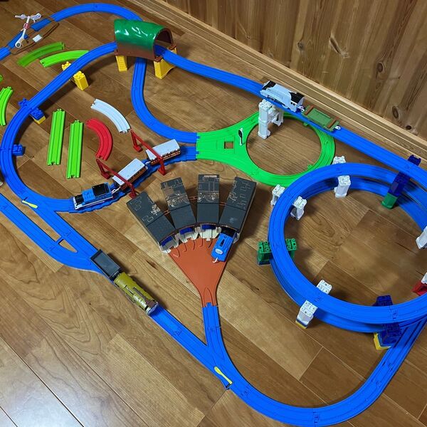 プラレール まとめ売り レイアウト トーマス 踏切 機関庫 Uターン トンネル 鉄橋 情景 車両