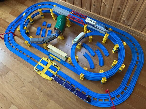 プラレール まとめ売り レイアウト 複線踏切 鉄橋 駅 トンネル 2種作製可能 レール 車両