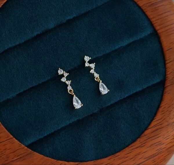 ピアス 6粒クリスタル 揺れる