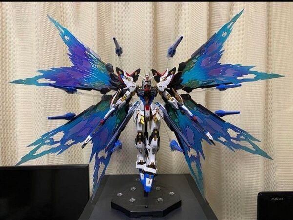 MGEXストライクフリーダムガンダム本体と光の翼エフェクト付き