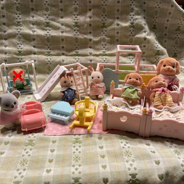 シルバニアファミリー ニコニコ赤ちゃん家具セット、トイプードルのお母さんと女の子、こあら、りす、うさぎ付き
