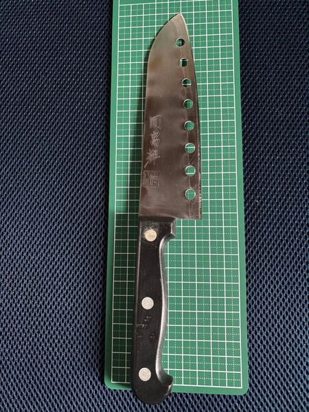 三徳包丁ステンレス製 三徳包丁 18cm 穴あきデザイン