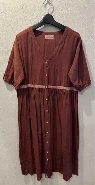 ブラウン系 可愛い刺繍入り Vネック 半袖 シャツワンピース(綿100%) F