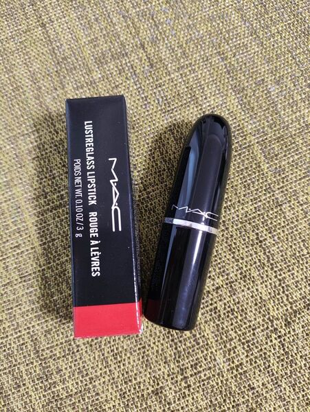 MACのLustre Glass Lipstick、色名#557