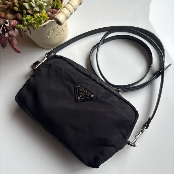 PRADA(プラダ) テスート ナイロン x レザー クロスボディ ショルダー カメラ バッグ(ポシェット)です。