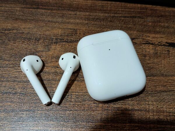 中古 Apple 第2世代 AirPods ワイヤレス充電ケース
