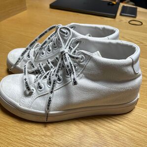 adidas ハイカットスニーカー 白