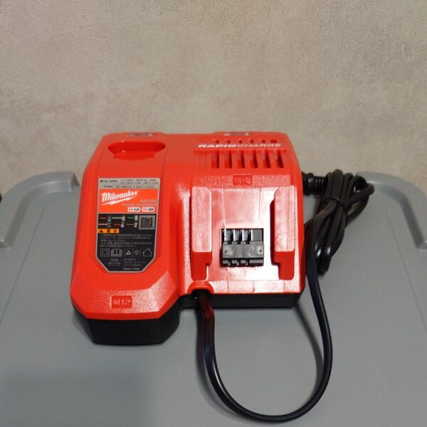 未使用 ミルウォーキー M12-18FC 充電器 M12 M18 milwaukee