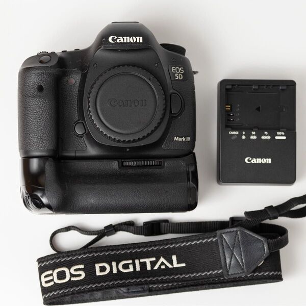 Canon EOS 5D Mark III ボディ + BG-E11 + バッテリー2個 + 充電器 + CF 128GBセット