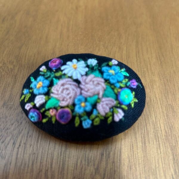 薔薇の手刺繍ブローチ ハンドメイド