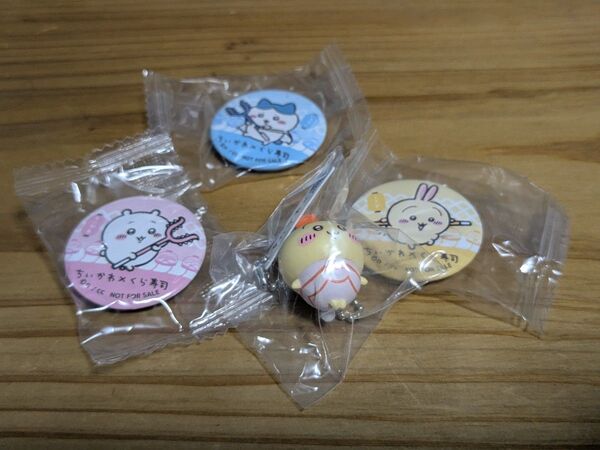 ちいかわ くら寿司 うさぎフィギュア ハチワレ 缶バッジ セット