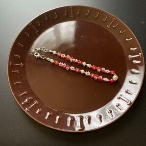 。パール 花モチーフ 編み込み ブレスレット 赤いお花