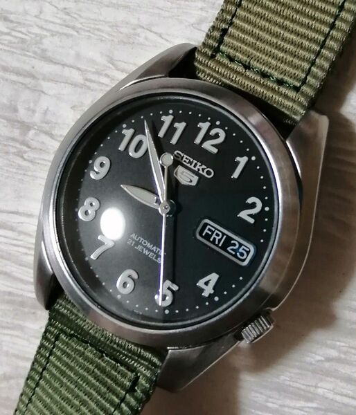 【美品動作品】SEIKO5 セイコー5 メンズ 機械式 自動巻 腕時計 黒文字盤 デイデイト ブラック文字盤 裏スケ