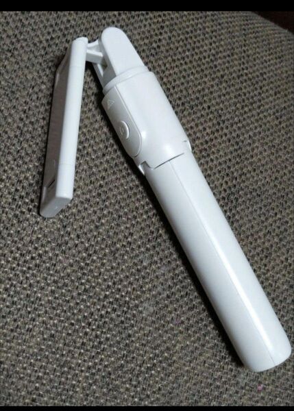 伸縮性 セルカ棒 自撮り棒 ホワイト 3脚
