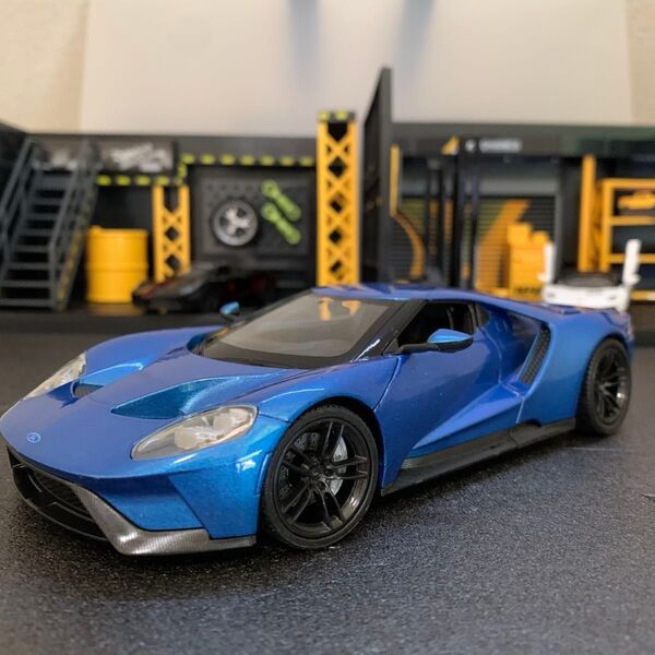 58 フォード GT 1/24スケール ダイキャストミニカー ドア、エンジンルームが開閉