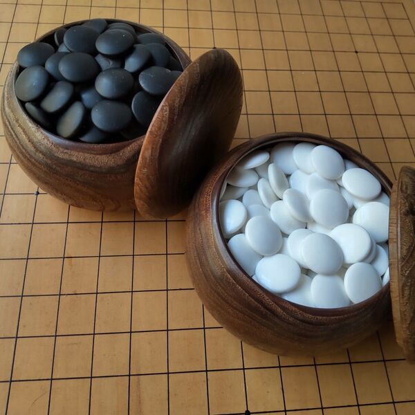 昭和レトロ ビンテージ木製の囲碁盤と碁石のセットです。