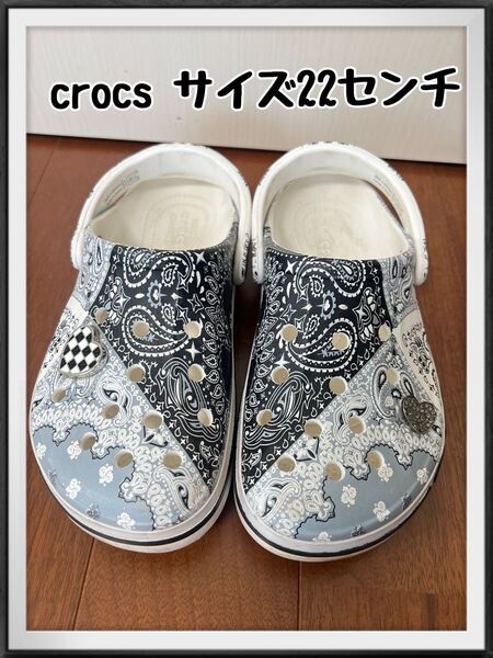 クロックス 22cm ブラック サンダル M4W6 crocs 白 ペイズリー レディース キッズ