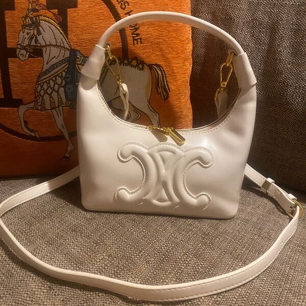 明日一旦取り下げます。即購入可♪新品 ホワイト エンボスロゴショルダーバッグ